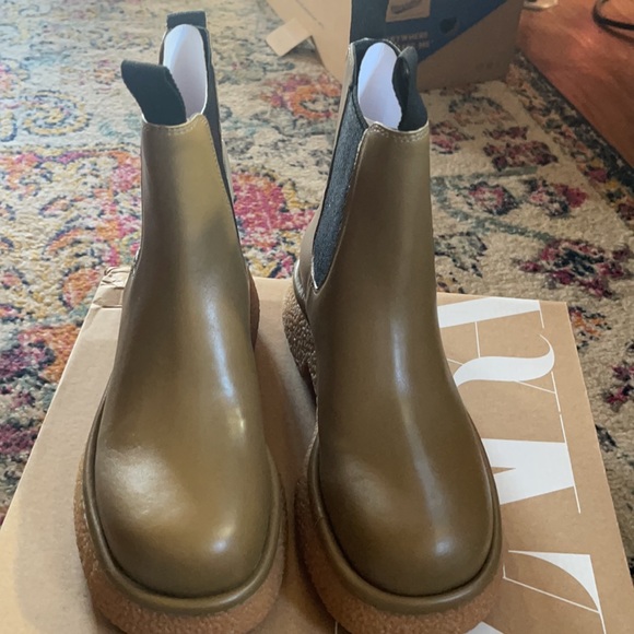 Zara flat leather chelsea ankle boots in khaki green - EU 36 / US 6 chunky sole - Picture 4 of 8